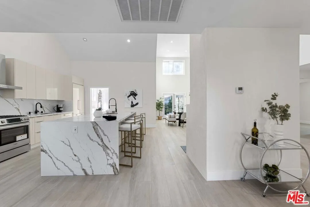 11512-la-maida-st-north-hollywoo (2)