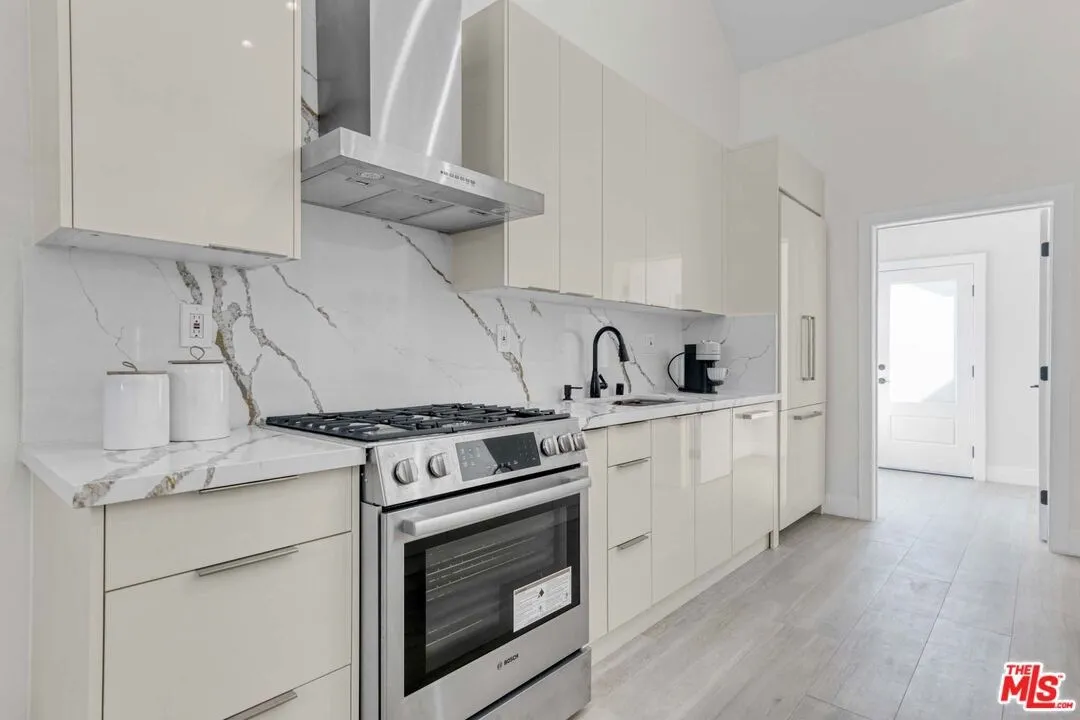 11512-la-maida-st-north-hollywoo (7)